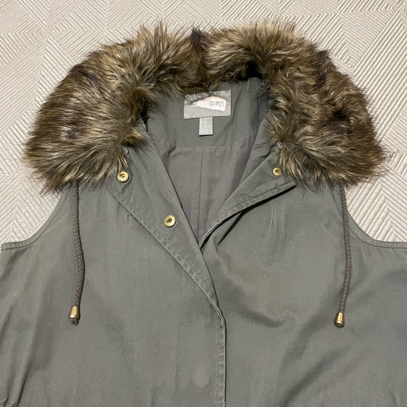 Forever 21 Military Vest w/ Removable Fur Trim - Picture 2 of 4